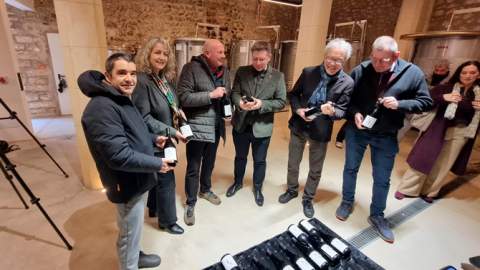 Presentades les etiquetes d’autor de Luis Maraver per a l’edició limitada del Syrah 2023 del Celler Can Fumat