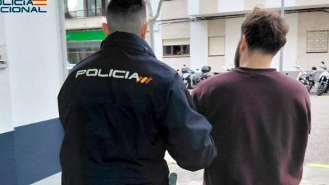 La Policía Nacional detiene a un hombre por acosar a una mujer durante semanas