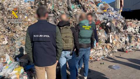 La Guardia Civil lidera una operación mundial contra la contaminación y el tráfico ilícito de residuos con cientos de detenidos