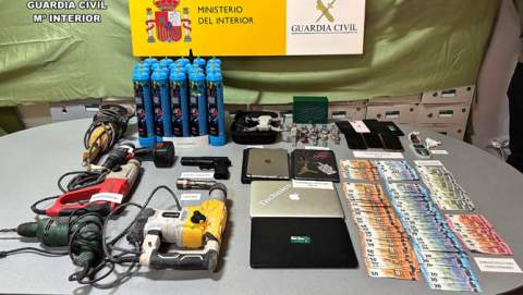 La Guardia Civil, desarticula dos puntos de  venta de drogas en la localidad de Sant Antoni  de Portmany (Ibiza)