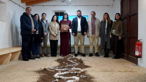 Anastasia Egórova guanya el Premi Benet Mas 2026 per l’obra Sagrament, una instal·lació ceràmica de gran format