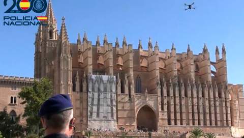 La Policía Nacional sanciona a un piloto de dron por sobrevolar ilegalmente en un evento con autoridades