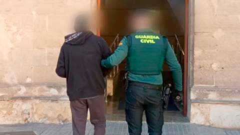 La Guardia Civil ha detenido a un hombre por un delito de robo con fuerza y atentado a los  agentes de la autoridad