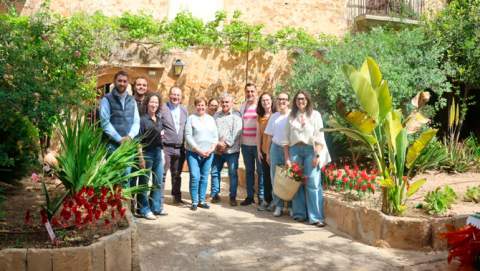 La literatura conquesta els carrers de Santanyí en  una multitudinària quarta edició de ‘Sant Jordi al  carrer’
