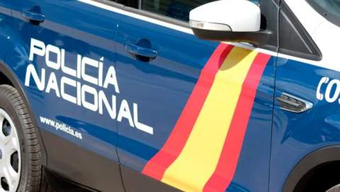 La Policía Nacional evita que una mujer se precipitara al vacío desde una cornisa de un edificio