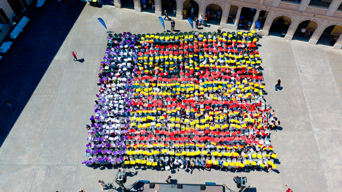 El Consell de Mallorca reúne a casi un millar de niños para cantar «La Balanguera» en la Misericòrdia, para conmemorar el centenario del estreno musicado del poema de Alcover