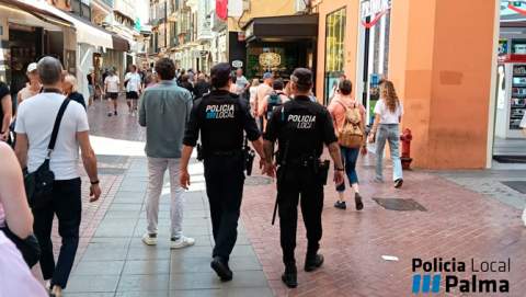 La Policia Local de Palma deté un home amb una ordre judicial en vigor després d’amenaçar una dona i furtar en diversos comerços
