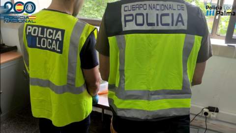La Policía Nacional detiene a tres personas por  sustraer carteras a turistas