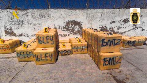 La Guardia Civil y la Gendarmería Real Marroquí frustran un alijo de casi 4.800 kilos de hachís en el Estrecho