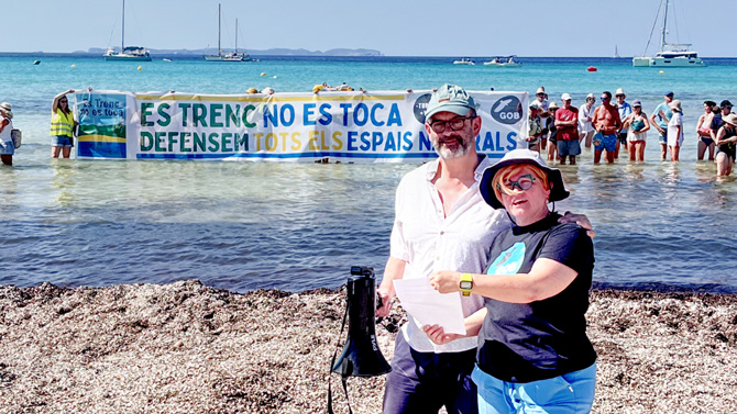 Prop de 10.000 persones formen una cadena humana en defensa dels espais naturals de Mallorca