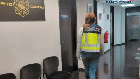 La Policía Nacional detiene a un hombre por irrumpir en una vivienda agrediendo al morador para robarle