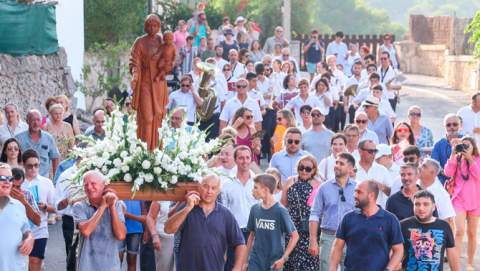 El presidente del Consell de Mallorca asiste a la procesión con motivo de la celebración de la Virgen del Carmen en Cala Figuera