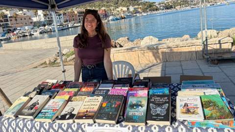 El Bibliomóvil inicia su recorrido estival en el mercado del Port d’Andratx para acercar la lectura a todos los núcleos del municipio