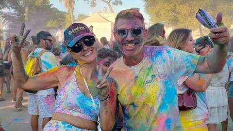 Cala d’Or s’omple de color amb la Festa Holi de les Festes de Santa Maria del Mar