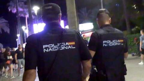La Policía Nacional detiene a un hombre por dañar mobiliario en un salón de juegos