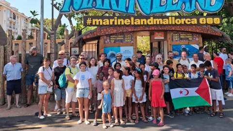 El Consell de Mallorca organiza una visita a Marineland para los niños y niñas de Vacances en pau y sus familias de acogida