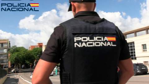 La Policía Nacional detiene a dos mujeres por amenazar y golpear a un varón y obligarlo a entregarles dinero