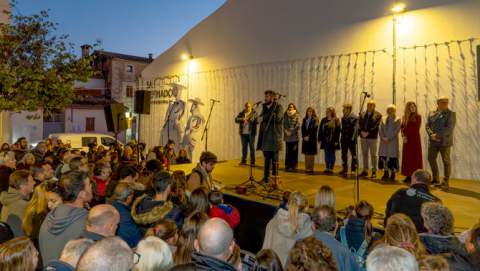 Marratxí dona la benvinguda al Nadal amb una multitudinària encesa de llums a la plaça Margalida Salvà